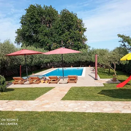 Mala Kuca Sa Velikim Grijanim Bazenom Antonio Holiday home Sisan