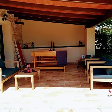 Holiday home Mala Kuca Sa Velikim Grijanim Bazenom Antonio Sisan