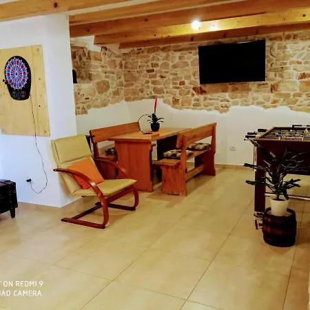 Mala Kuca Sa Velikim Grijanim Bazenom Antonio *
