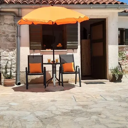 Holiday home Mala Kuca Sa Velikim Grijanim Bazenom Antonio