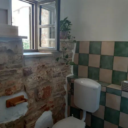 Holiday home Mala Kuca Sa Velikim Grijanim Bazenom Antonio Sisan