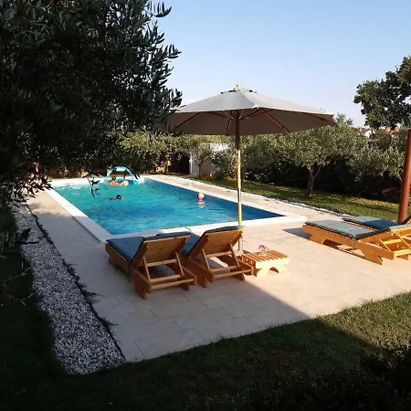 Holiday home Mala Kuca Sa Velikim Grijanim Bazenom Antonio