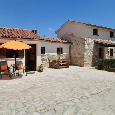 Mala Kuca Sa Velikim Grijanim Bazenom Antonio Holiday home Sisan